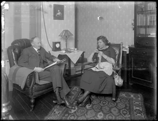 Mr. en Mrs. Austin Norris in onbekende woonkamer, c.1912