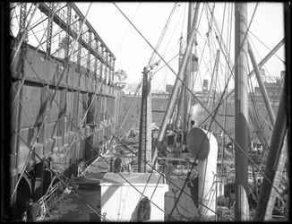 R.M.S. Carpathia laden bij Pier 54 N.R., 1912