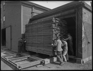 Het Verwijderen van Hout bedoeld voor Gebruik in de Kistenproductie uit de Droogoven, Oneida, New York, 3 april 1916