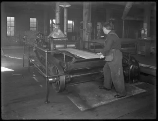 Lopend hout bedoeld voor gebruik in kistproductie door een dubbelzijdige schaafmachine, Oneida, New York, 3 april 1916