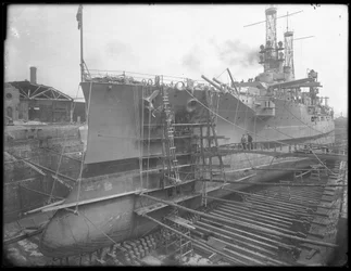 De U.S.S. Utah in droogdok bij de Brooklyn Marinewerf, ca. 1912