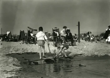 Twee kinderen spelen met houtresten in ondiep water, Coney Island, ca. 1910-21