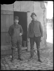 Ongeïdentificeerde rioolwerkers poseren bovengronds, New York, ca. 1911