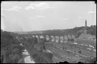 Uitzicht op de Harlem River, High Bridge en Highbridge Tower, ca. 1912