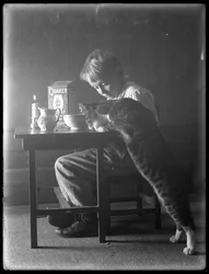 William Gray Hassler en Reddy de kat, eten Quaker gepofte rijst ontbijtgranen, c.1912