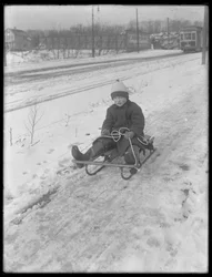 William Gray Hassler met zijn nieuwe slee, c.1912