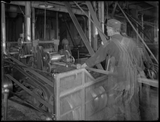 Werker die hout in een schaafmachine voert, Oneida, New York, 3 april 1916