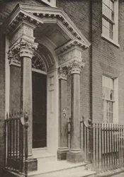 Deur, Brighton Road, Reigate, Surrey (zw/w foto)