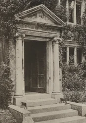 Deur, The Deanery, Battle, Sussex (zwart-wit foto)