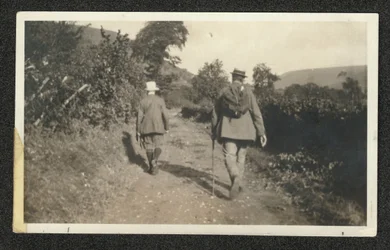 Ralph Vaughan Williams en Gustav Holst wandelen in de Malvern Hills, september 1921 (zwart-wit foto)