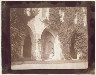 Eerwaarde Calvert Jones zittend in de kloostergangen van Laycock Abbey, ca. 1847