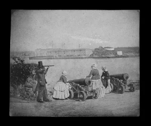 Royal William Victualling Yard, Plymouth, vanaf Mount Edgecombe. Omgekeerd digitaal bestand om een zwart-witpositief te maken.