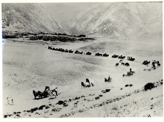Pioniers die immigranten van het treinstation ophalen en naar de Mormoonse Salt Lake City leiden