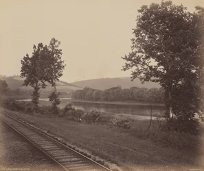 Oostaanzicht van staande steen,c. 1895 (foto)