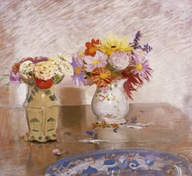Twee Vazen met Bloemen en een Blauwe Schotel