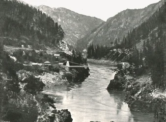 De Rockies: de Frazer Canyon en Cariboo Road Bridge, nabij Spuzzum, Canada, 1895