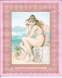 Victoriaanse nieuwjaarskaart van een badende schoonheid op een strand met een schelp aan haar oor, ca. 1881