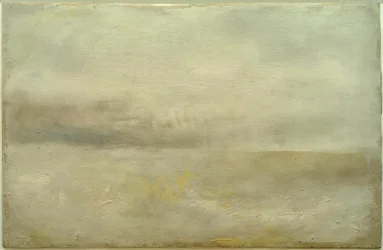 Kalm zee met verre grijze wolken(?)