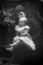 Prinses Louise 1867-1931 met haar dochter Prinses Alexandra 1891-1959, 1893