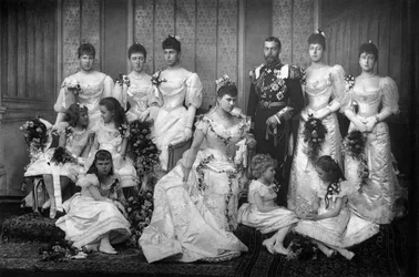 De hertog en hertogin van York en bruidsmeisjes, 1893