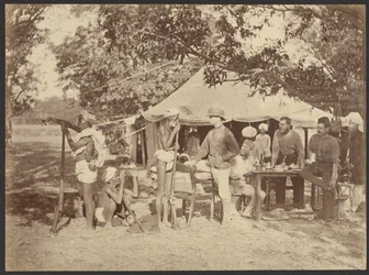 [Overleg op kamp].