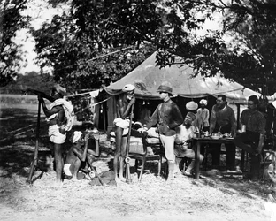 Inheemse Shikaries brengen nieuws van een Tijger, ca. 1870s