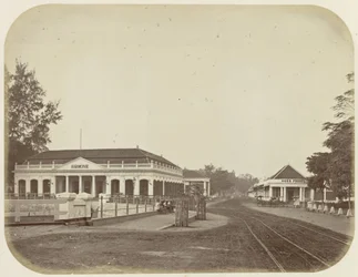 Sociëteit Harmonie en de winkel van Oger Frères in Batavia