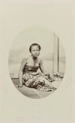 Zittend meisje