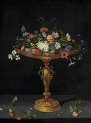 Bloemen in een tazza op een richel