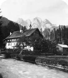 De smederij in Gosau, Salzkammergut, Oostenrijk, ca. jaren 1900
