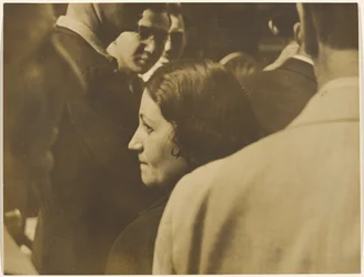 [Vrouw in een menigte].