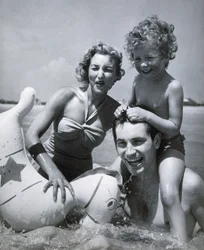 Gelukkige familie aan zee