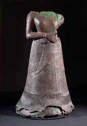 Standbeeld van koningin Napirasu, vrouw van Untash-Napirisha, een Elamitische koning van de 12e eeuw v.Chr., gevonden in Susa, Iran, ca. 1250 v.Chr.