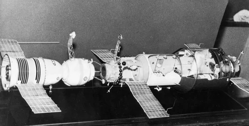 Een model van Soyuz 11 gekoppeld aan het ruimtestation Salyut 1