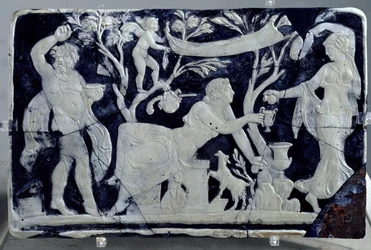 Camee die de toilet van Venus afbeeldt, met een bediende en Dionysus