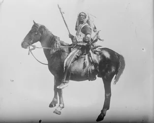 Opperhoofd Deep Sky, indiaan, te paard, circa 1900