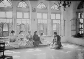 Kinderen en leraar op een Samaritaanse school in Nablus, ca. 1920
