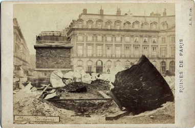Commune van Parijs (1871): ruïnes op Place Vendome in Parijs. Fotografie 1871. Afm. 16,5x10,8 cm