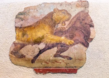 Detail van een Romeinse muurschildering van een leeuw die een paard aanvalt., 2021