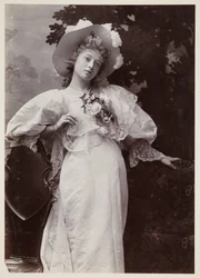 Edwardiaans portret, vrouw in een kanten jurk