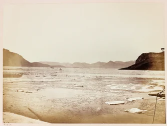 Expeditie naar de Noordpool (1875-1876) van kapitein George Nares (1831-1915): Dobbin Bay kijkend naar het noorden