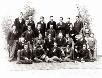 Groepsportret van leerlingen in hun derde jaar van de middelbare school