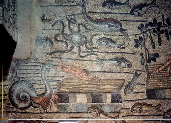 Jona wordt uitgespuwd door de walvis, detail van een decoratieve vloer die christelijke beelden en heidense symbolen afbeeldt, ca. 313 AD
