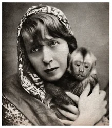 Mistinguett met een klein aapje