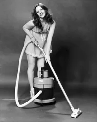 Model met een Vax-stofzuiger, maart 1979