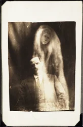 Paranormaal fenomeen: portret van een man en de geest van zijn vrouw die achter hem verschijnt, circa 1920