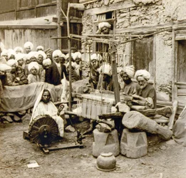 Spinnen en weven van wollen sjaals, Srinagar, Kasjmir, India ca. 1901