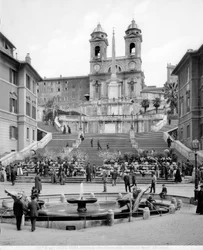 Uitzicht op Piazza di Spagna: op de voorgrond de Fontana della Barcaccia, daarachter de trap, een obelisk en de kerk van Trinità dei Monti.
