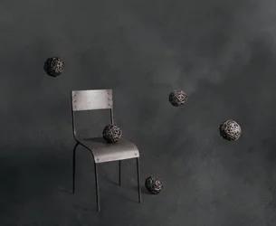 Drijvende rieten ballen en stoel