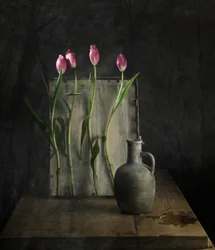 Rustiek stilleven met tulpen